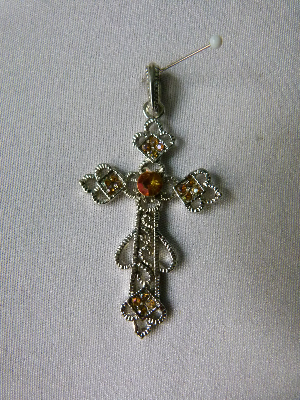 Großer Kreuz Anhänger, silberfarbenes Metall mit Strass, Boho Mori Gothic