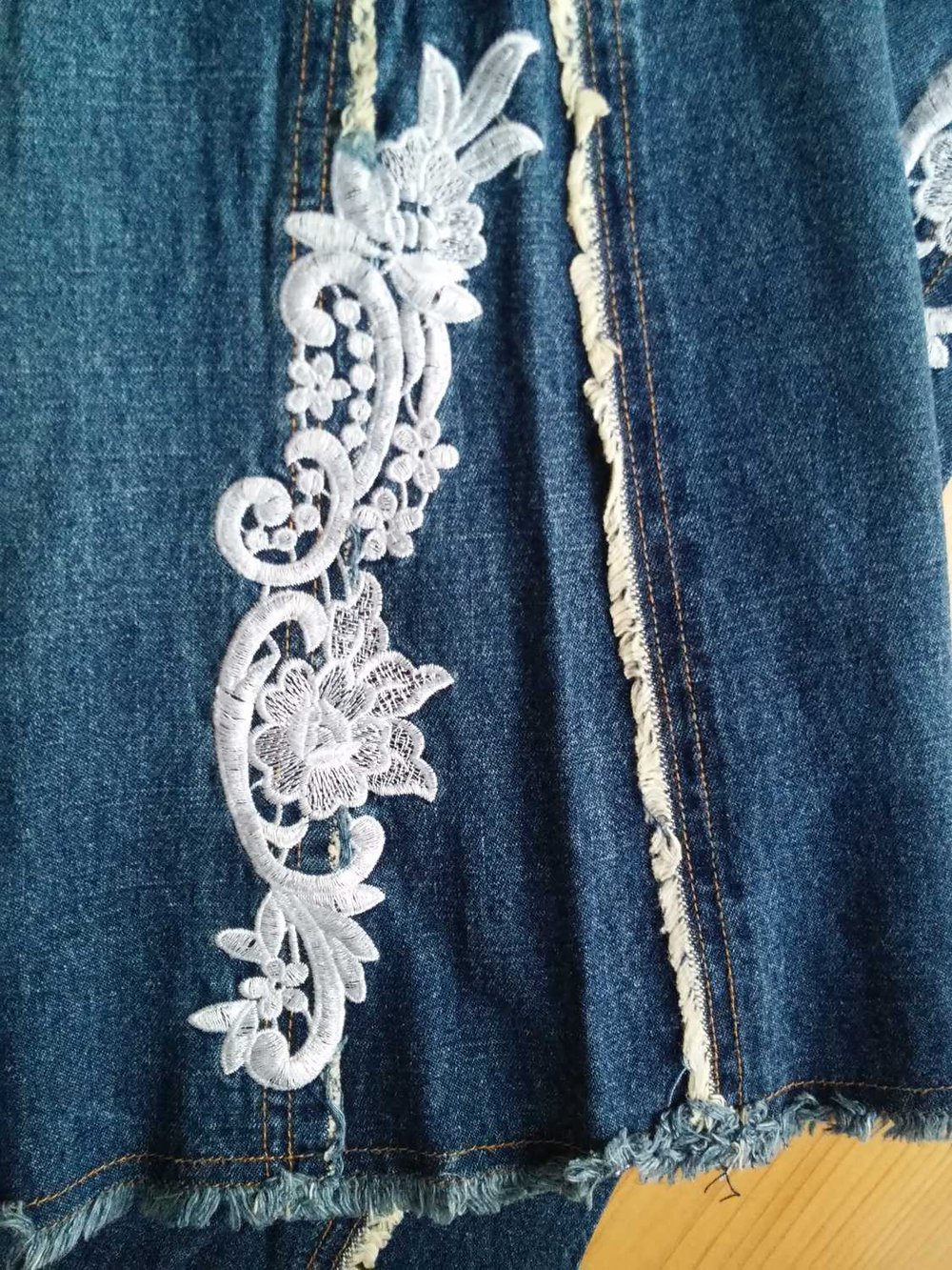 wunderschöne Jeans mit Blüten-Spitze