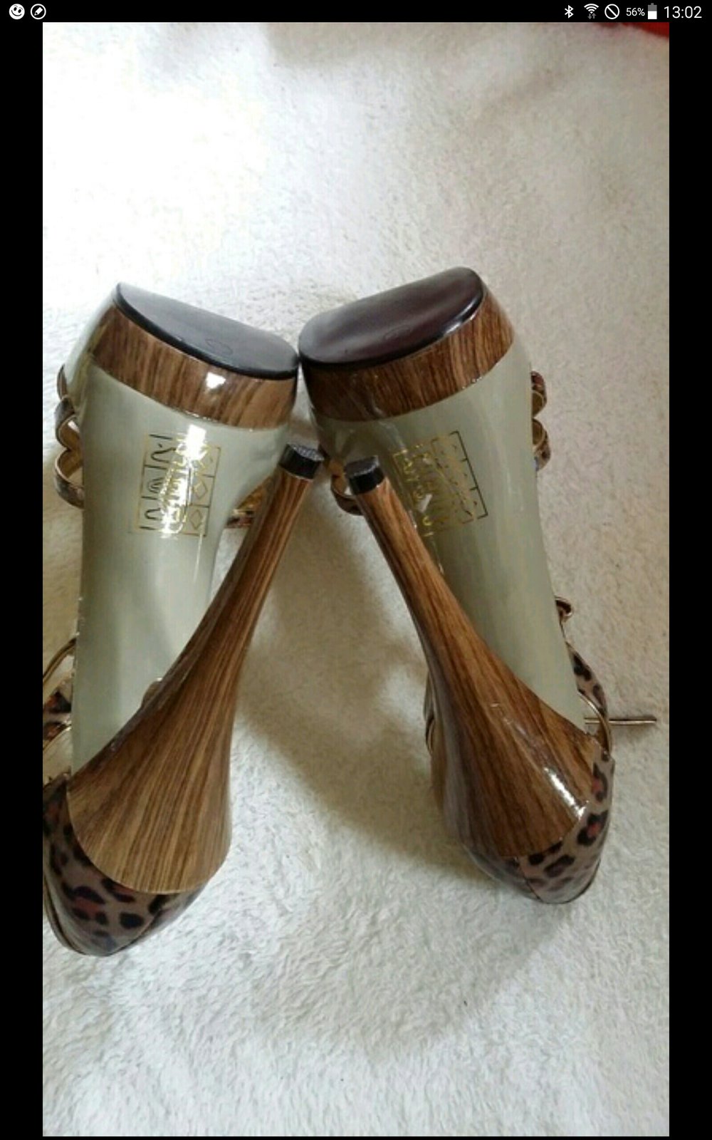 Top stylisch inszenierte Peeptoes Riemchen -Stilettoheels im Leo-Look