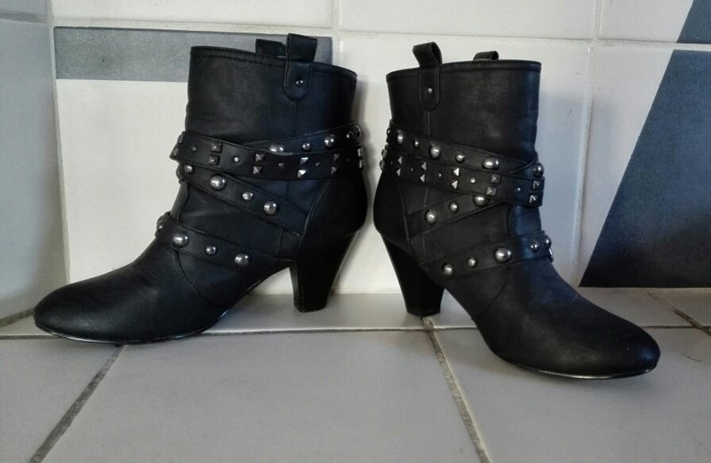 graue Stiefeletten mit Nieten