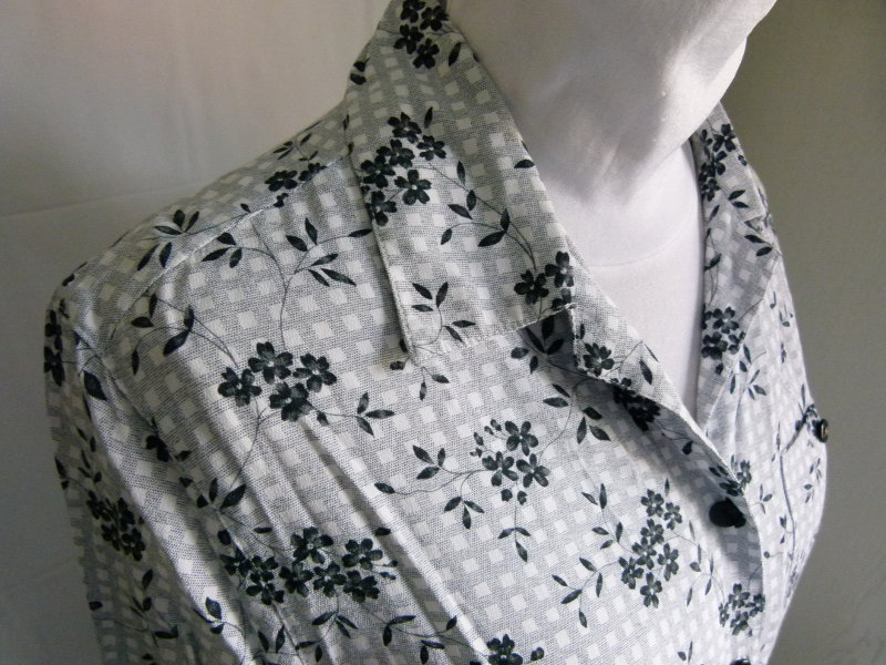 Sommer Bluse mit Blümchen Muster, schwarz weiß grau, Boho Mori Landleben Floral Ranken Blüten Blumen