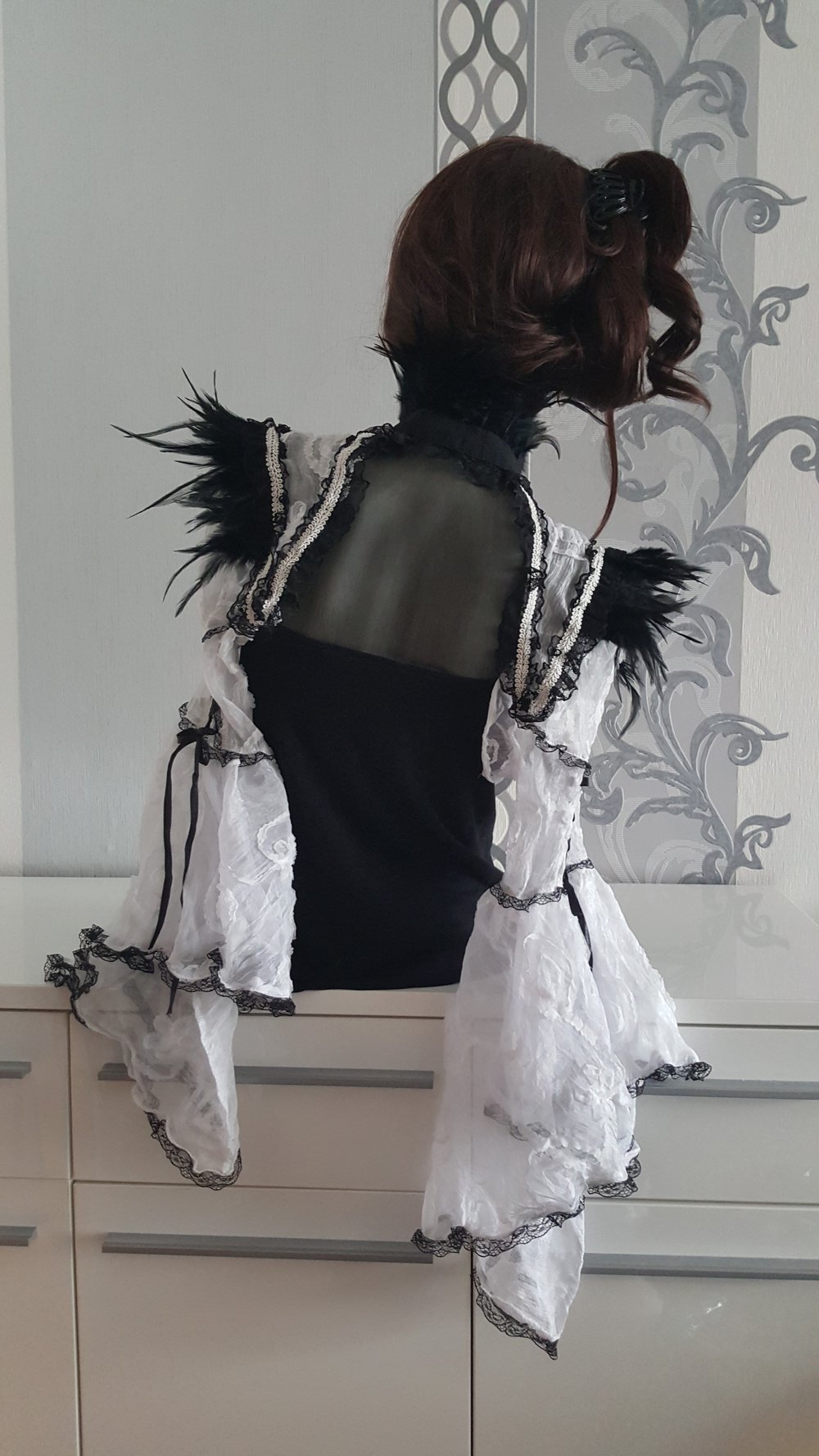 VERKAUFT an Mona - Gothic Bolero in Weiß mit Federn Perle Spitzen Cosplay Uni