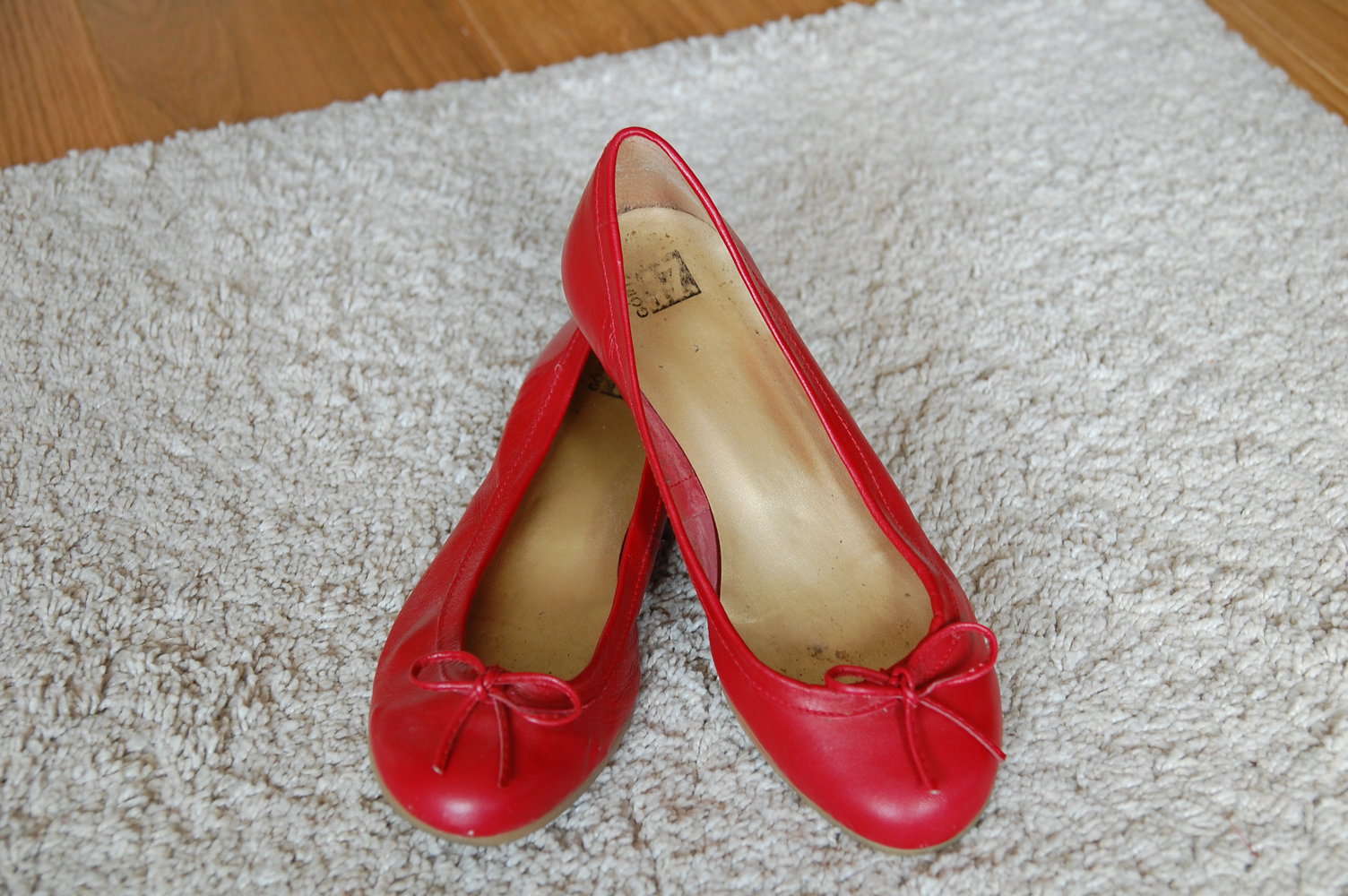 Schöner Ballerina in rot