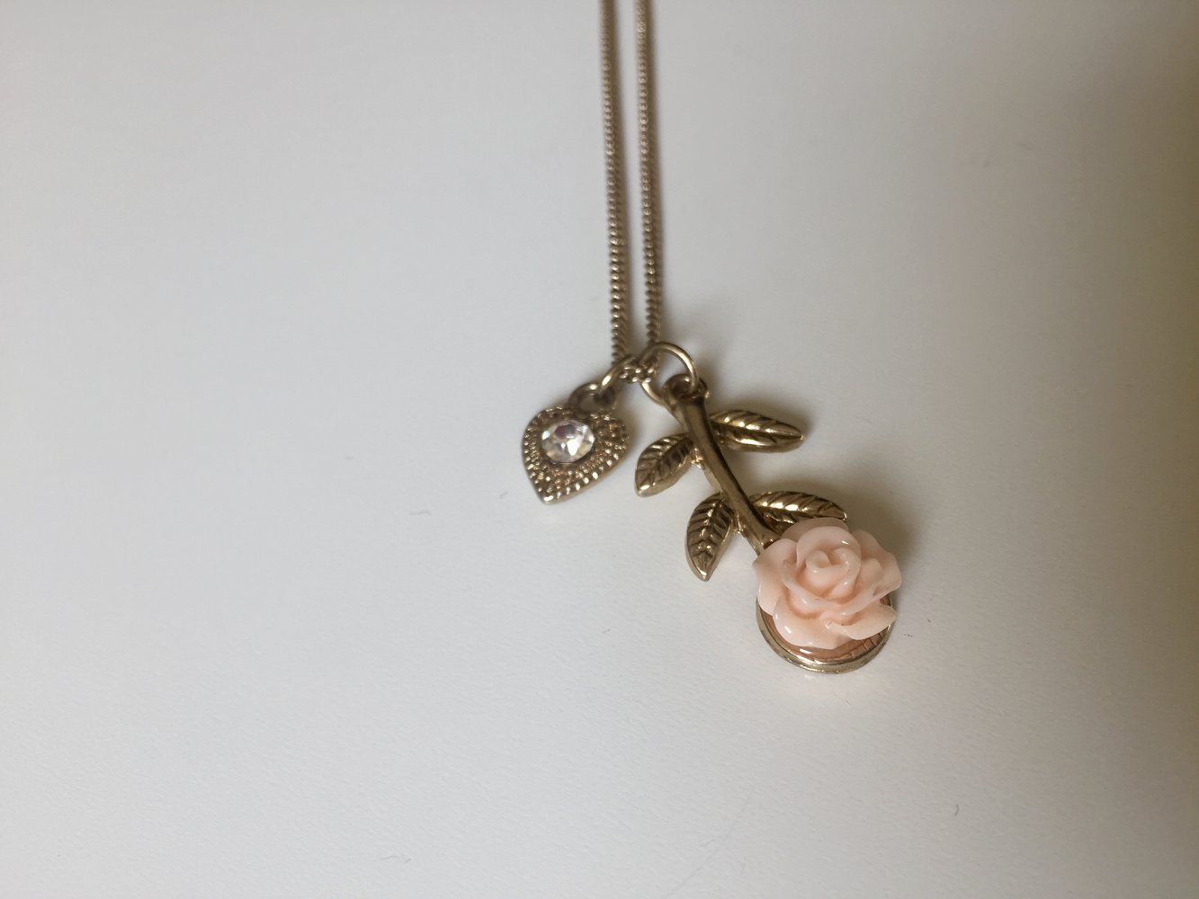 Goldene Kette mit Anhänger
