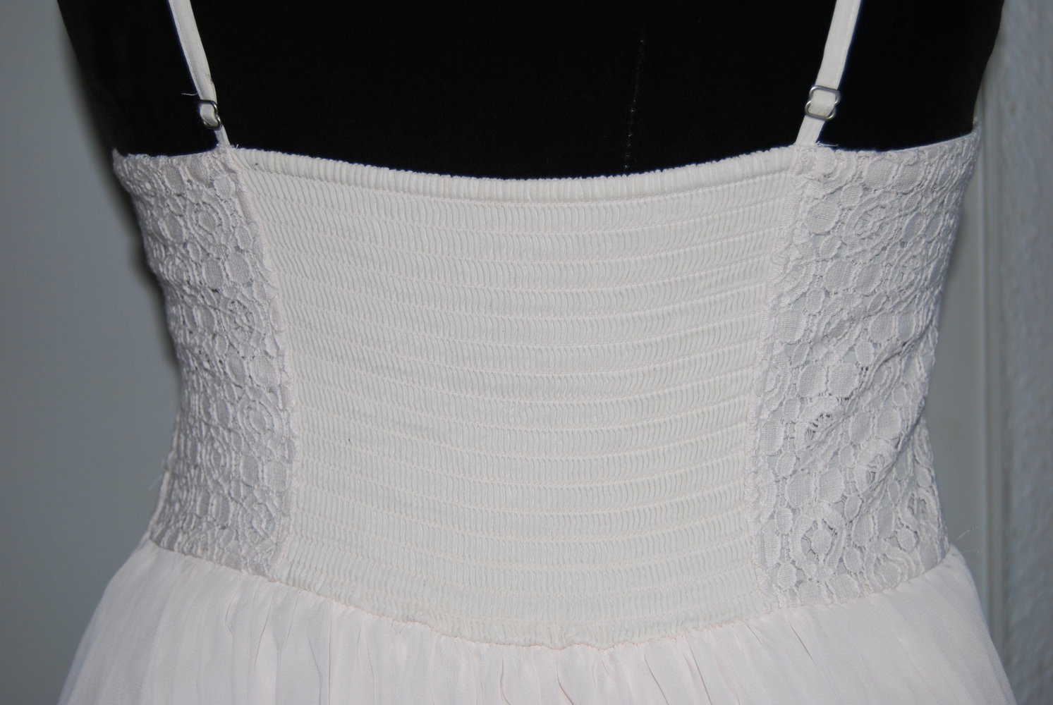 Cremefarbenes romantisches Cocktailkleid