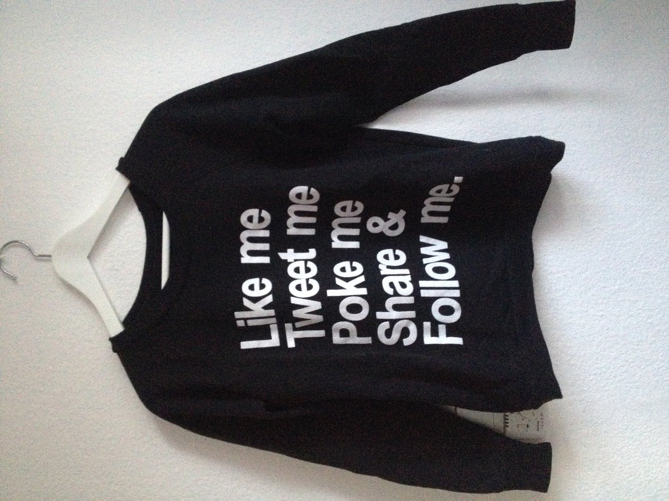 Schwarzer Hoodie mit Schrift