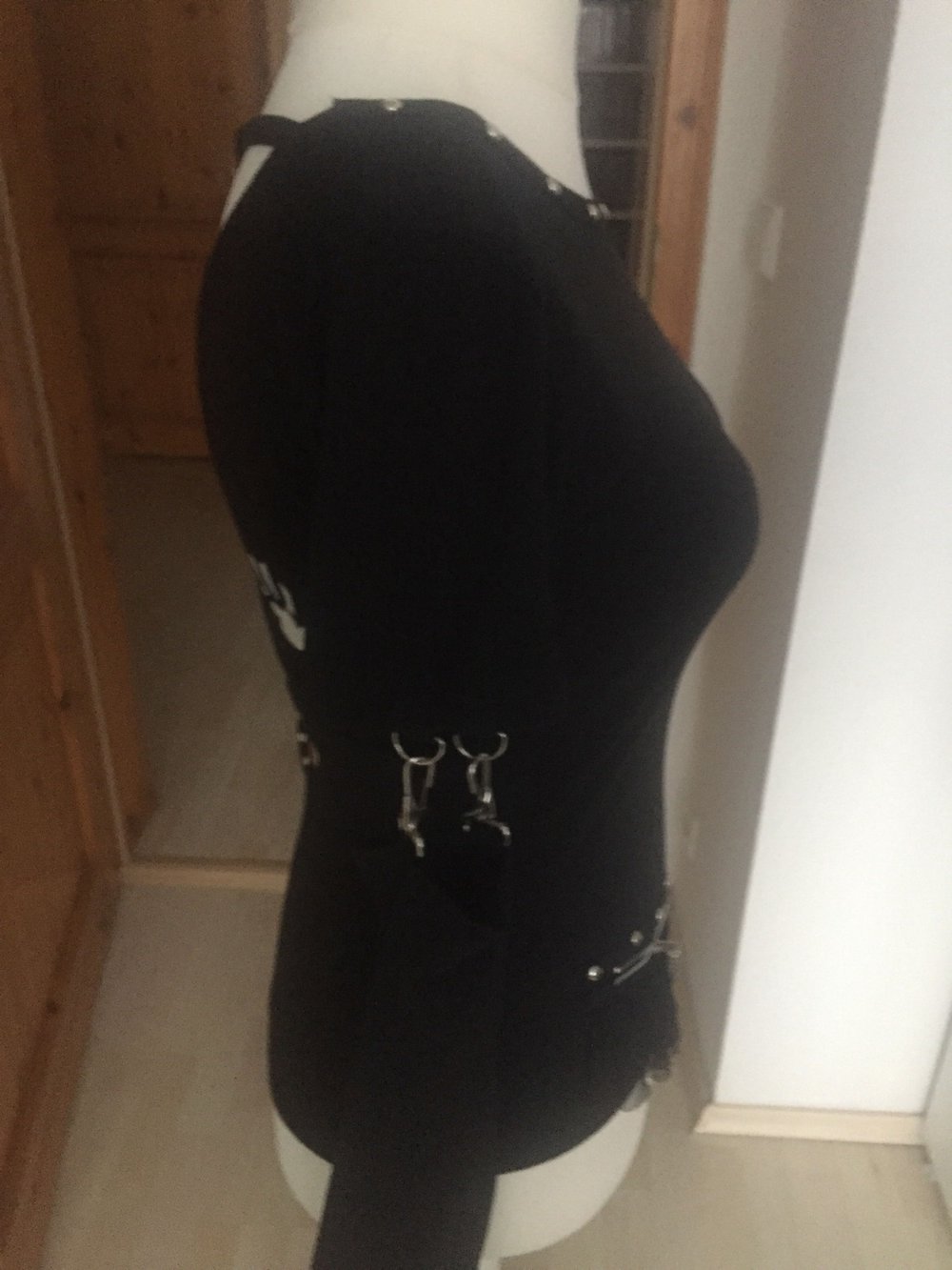 Gothic Shirt mit Karabiner Kette Nieten 