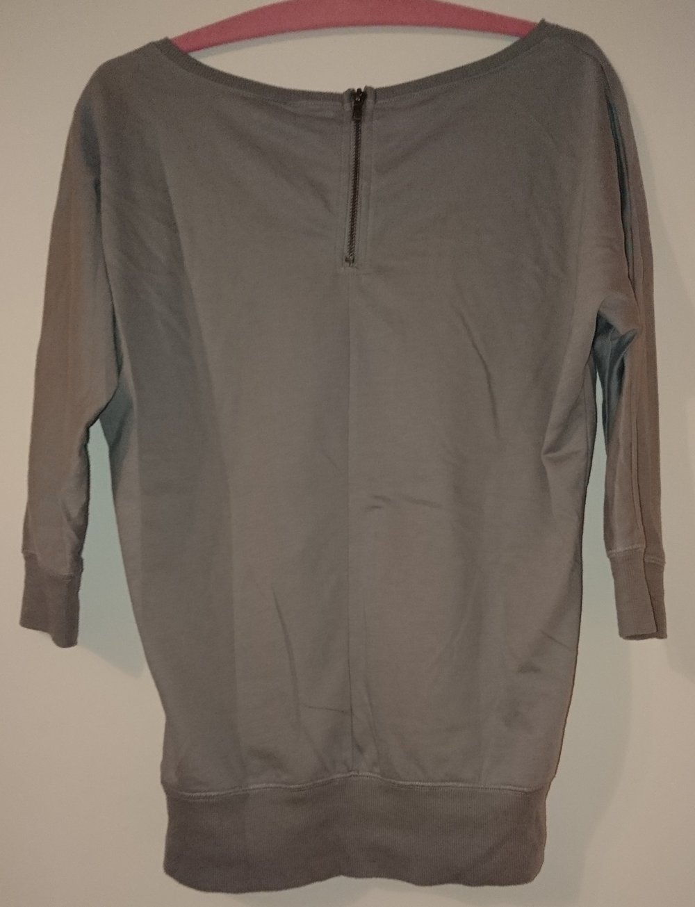 graues Oberteil mit Aufdruck & 3/4-Arm