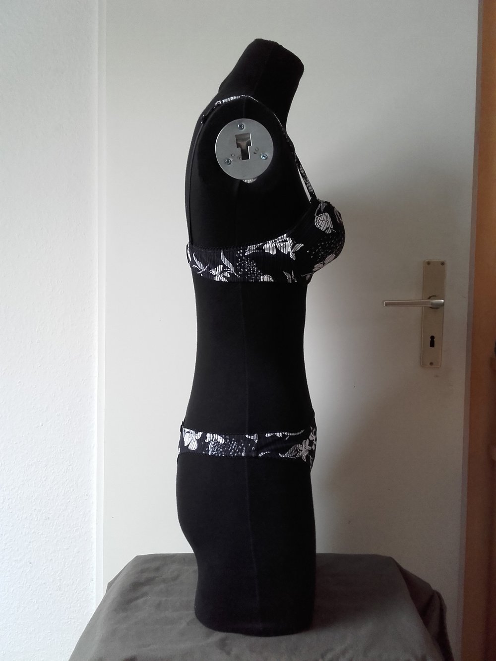 Amboretti, schwarz weiß, stellenweise durchsichtiig, Tanga 38BH 75B
