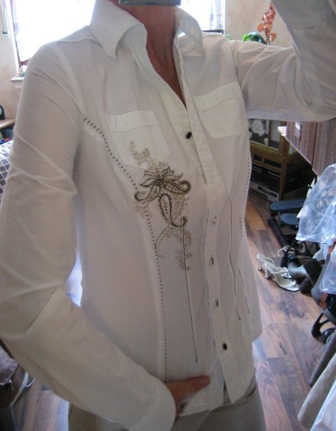 Bluse mit Ärmelpatches Stickerei Glitzer C.A.R.O