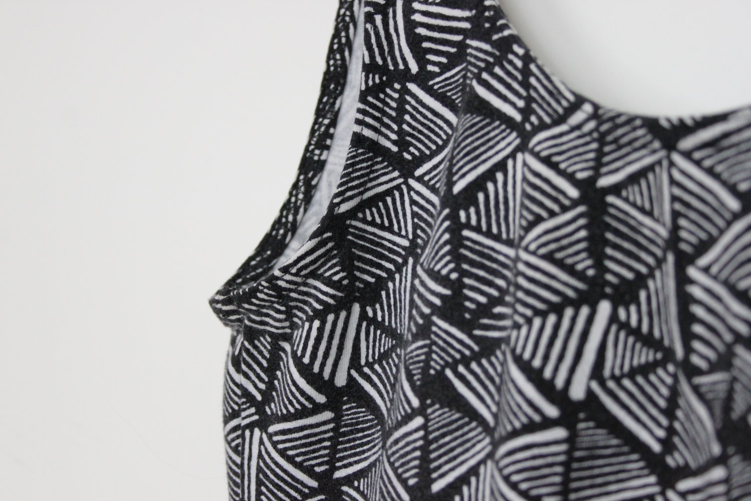 Gemustertes Longtop oder Mini-Kleid mit tiefem Rückenausschnitt