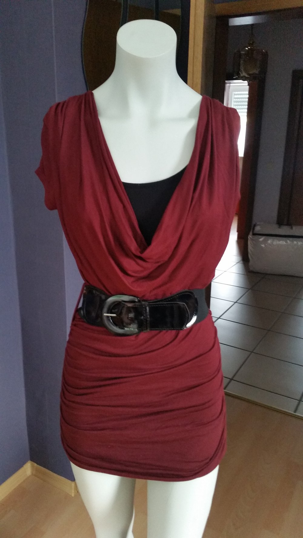 dunkel Rotes Longshirt
