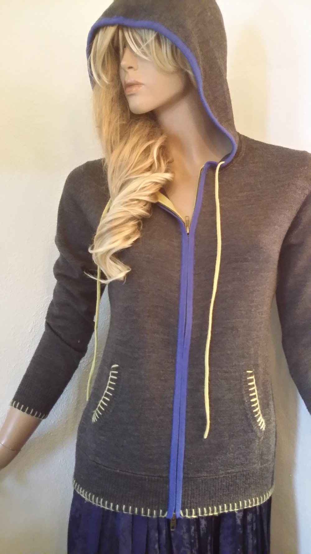 Weicher grauer melierter Hoodie mit Zipper 