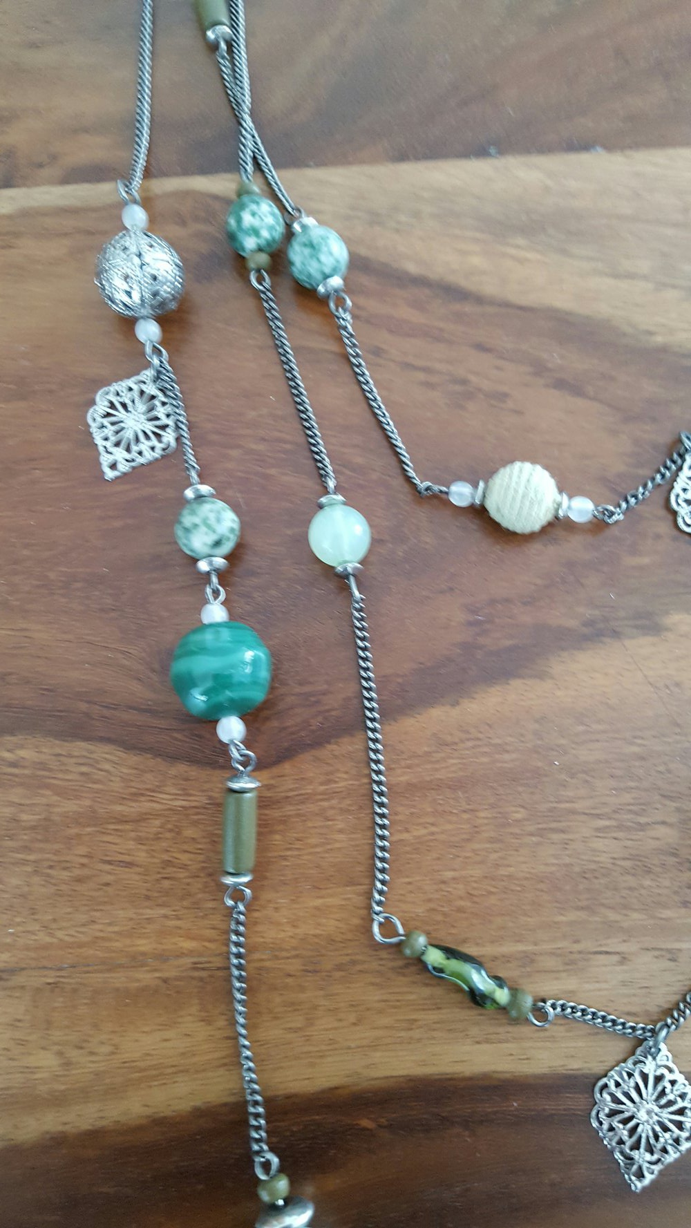 Lange Kette mit grünen Perlen