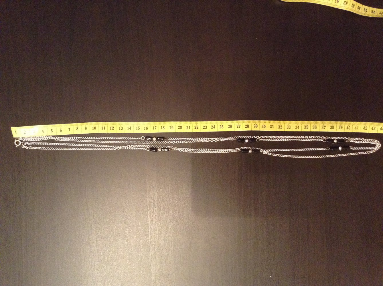 Modeschmuckkette mit schwarzen Steinen