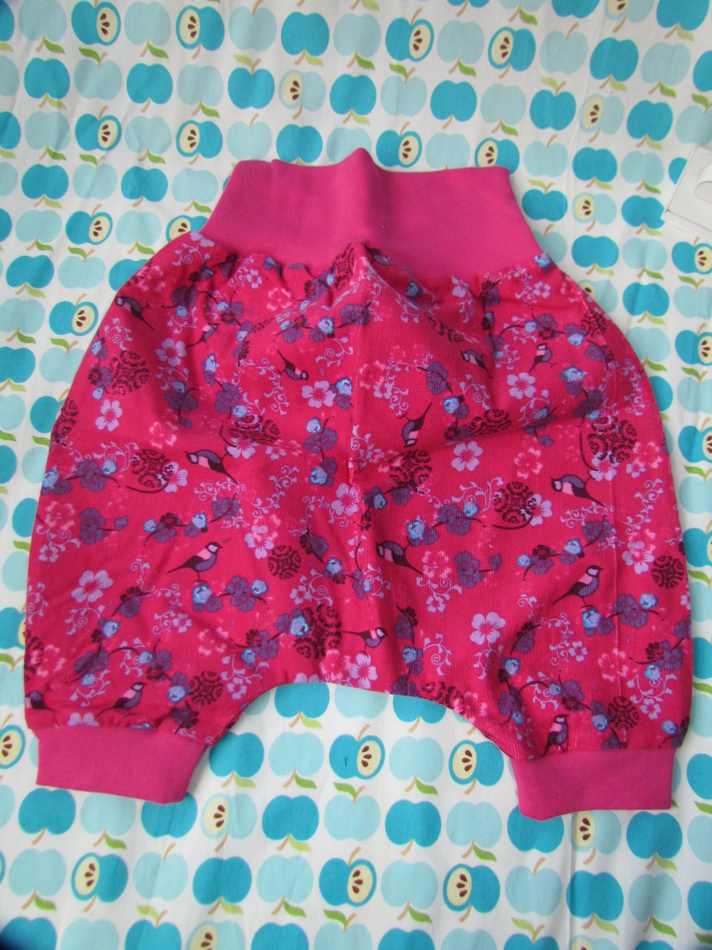 Gr. 56 62, niedliche Cordhose, Pumphose, Bequemhose