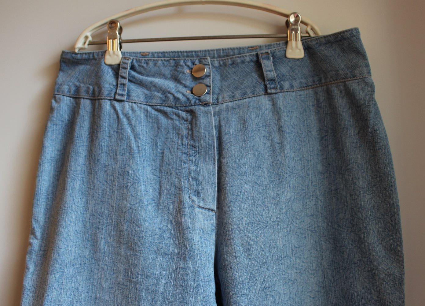 158. Lässige Designer-Schlaghose aus Italien, Gr. 38, hellblau dezent bedruckt