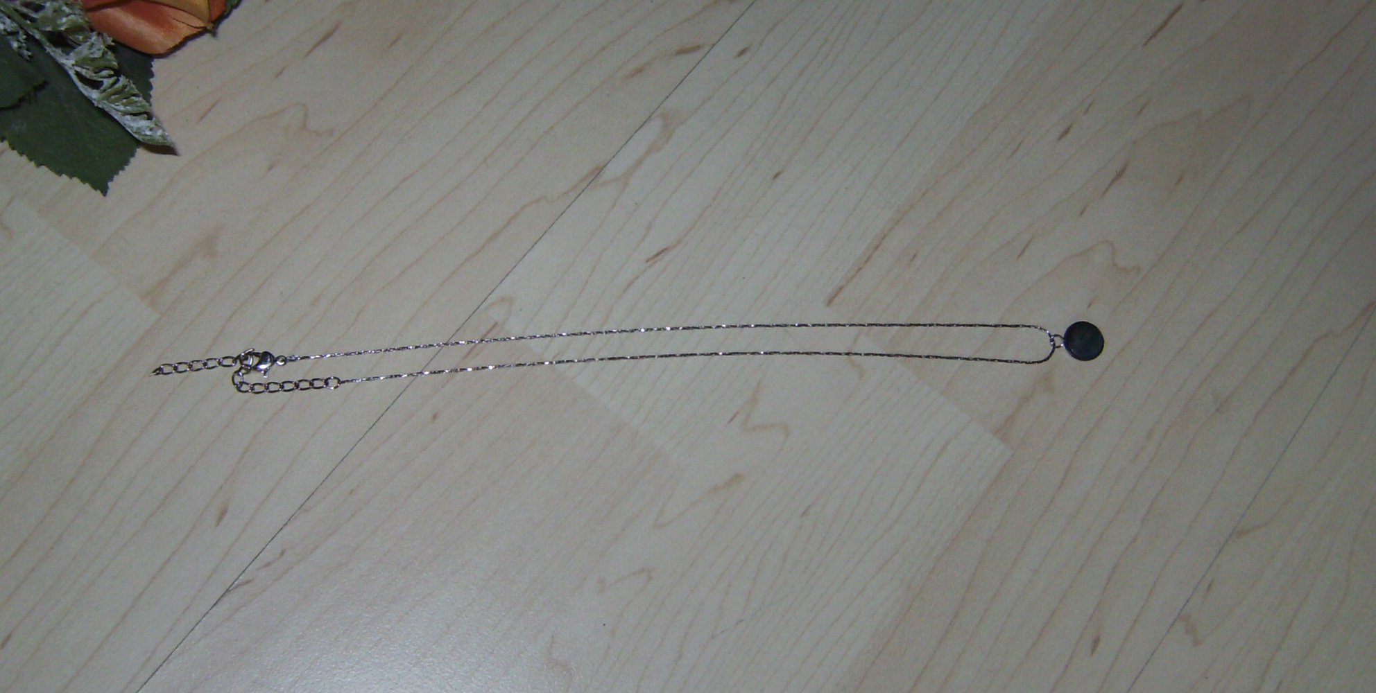 Kette Neu! Ungetragen Modeschmuck silberfarben mit kleinem Anhänger grau-anthrazit, Kette mit Anhänger