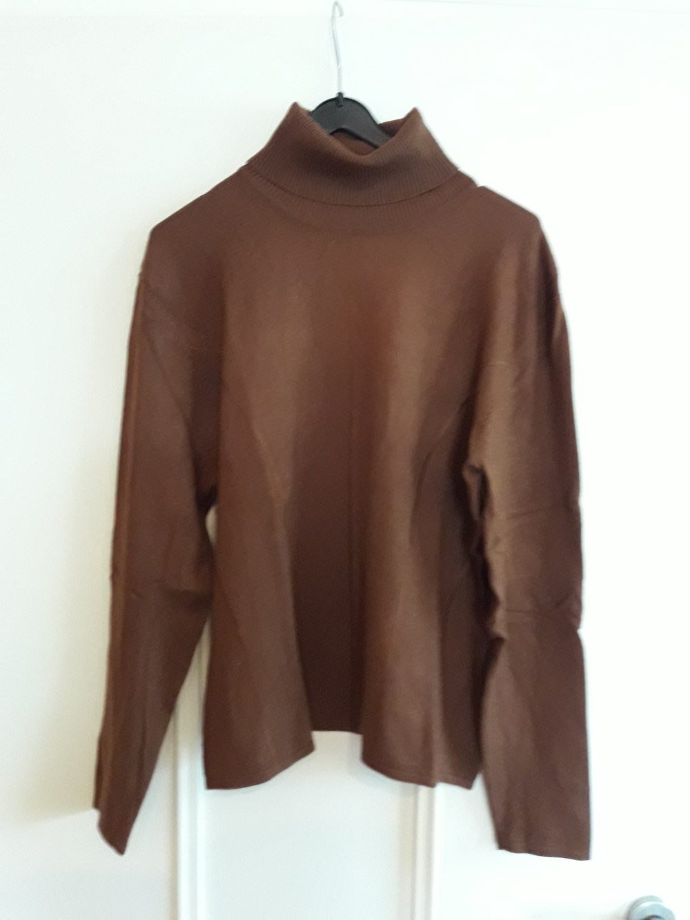 Brauner Rollkagenpullover mit Ziernähten Pullover Braun Rollkragen Kragen Rolli