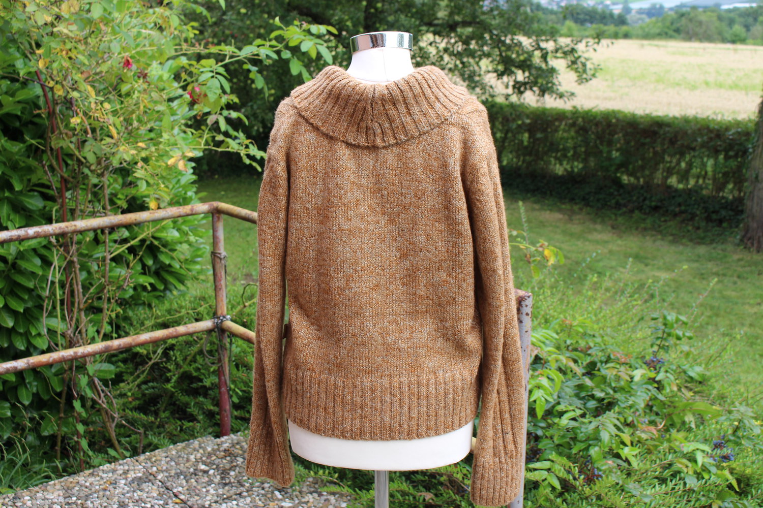 senffarbener bequemer Strickpulli