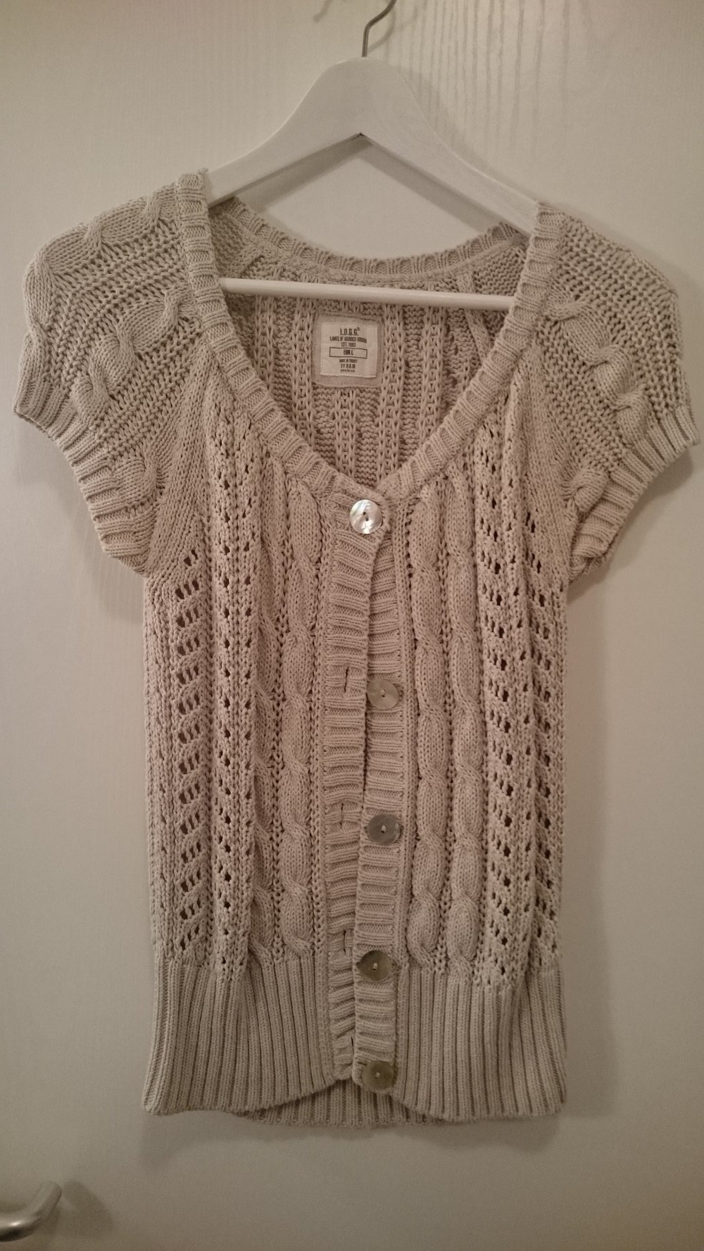 Kurzärmlige Strickweste mit Knöpfen in Perlmutoptik