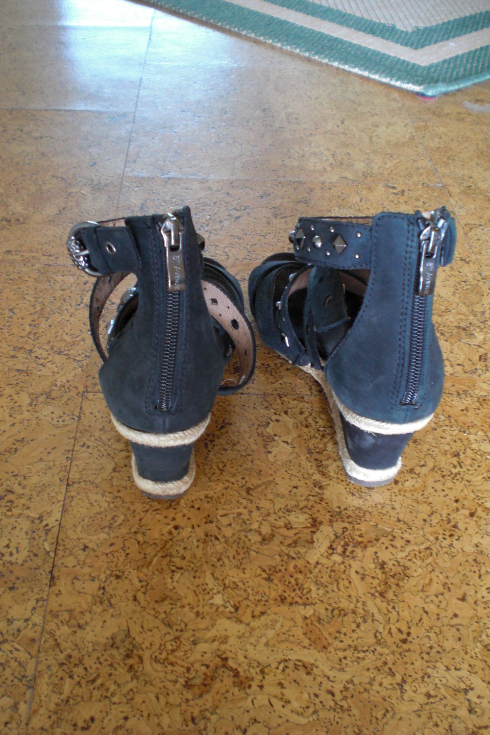 sehr hübsche Schuhe Sandalen mit Keilabsatz Gr. 37