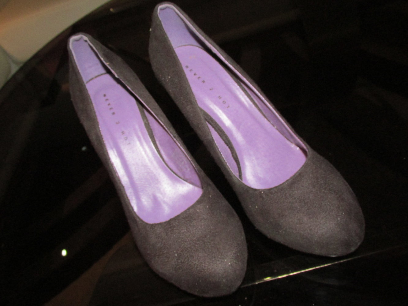 Top!!! Schwarze Velourpumps, ca. 9 bis 10 cm Absatz, innen lila, Gr. 38