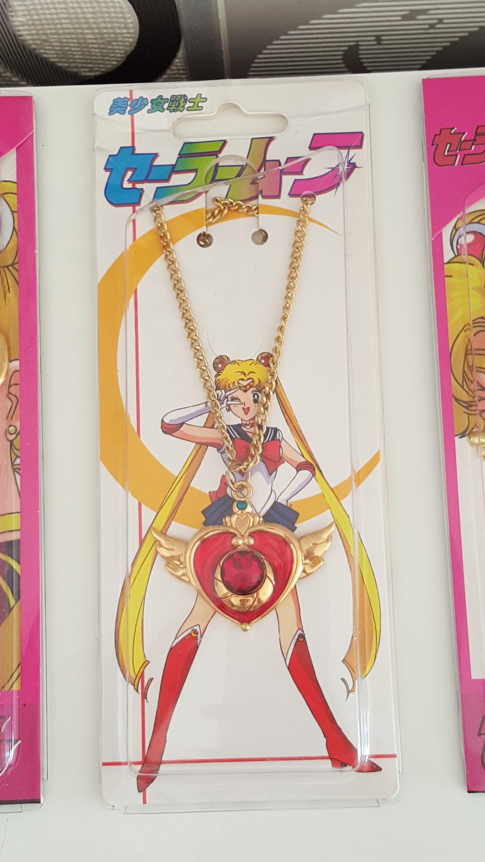 Sailor Moon Fan Kette Anhänger Verwandlungsbrosche Gold Rot Nostalgie Neu