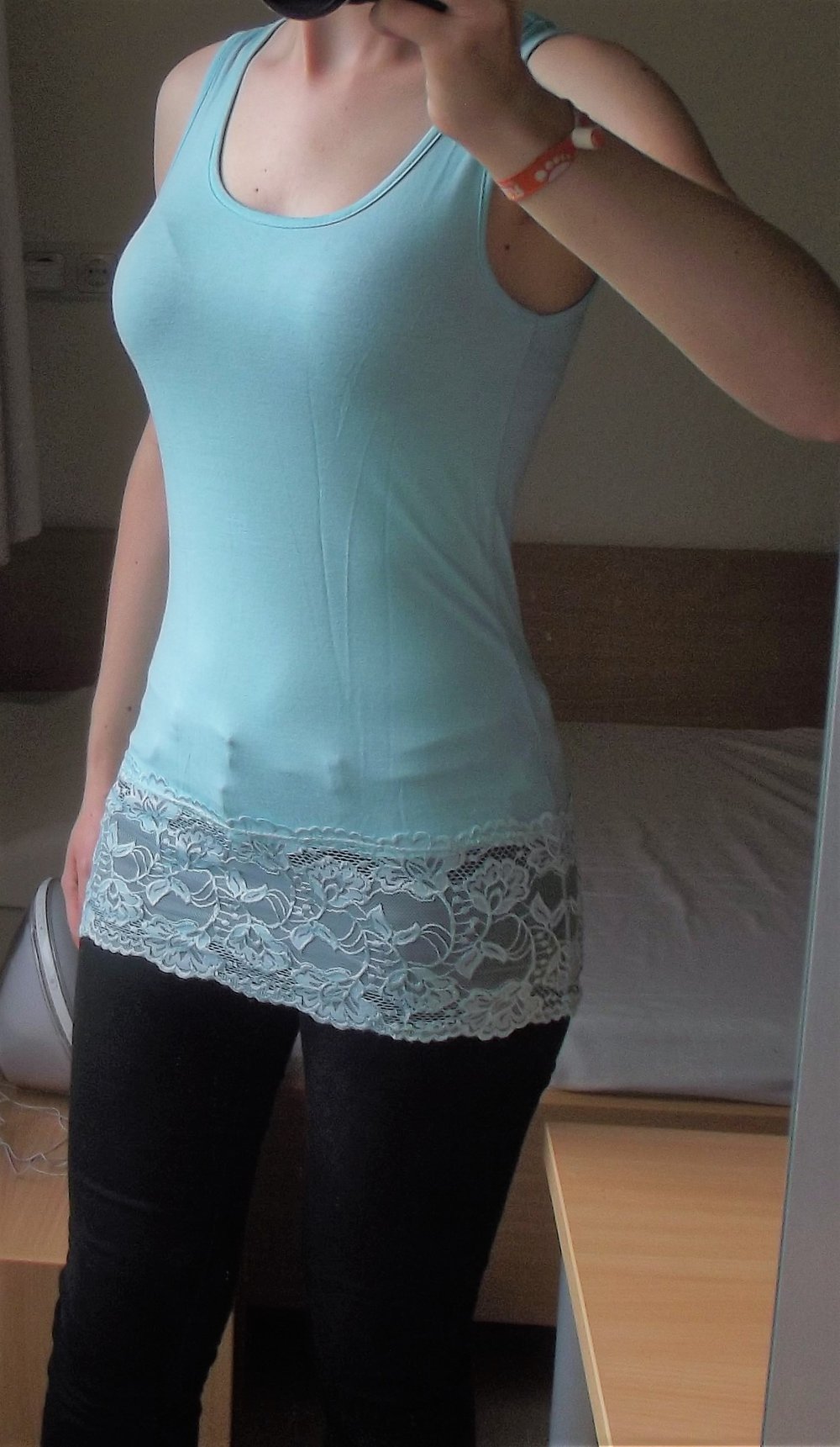 Hellblaues Top mit Spitze