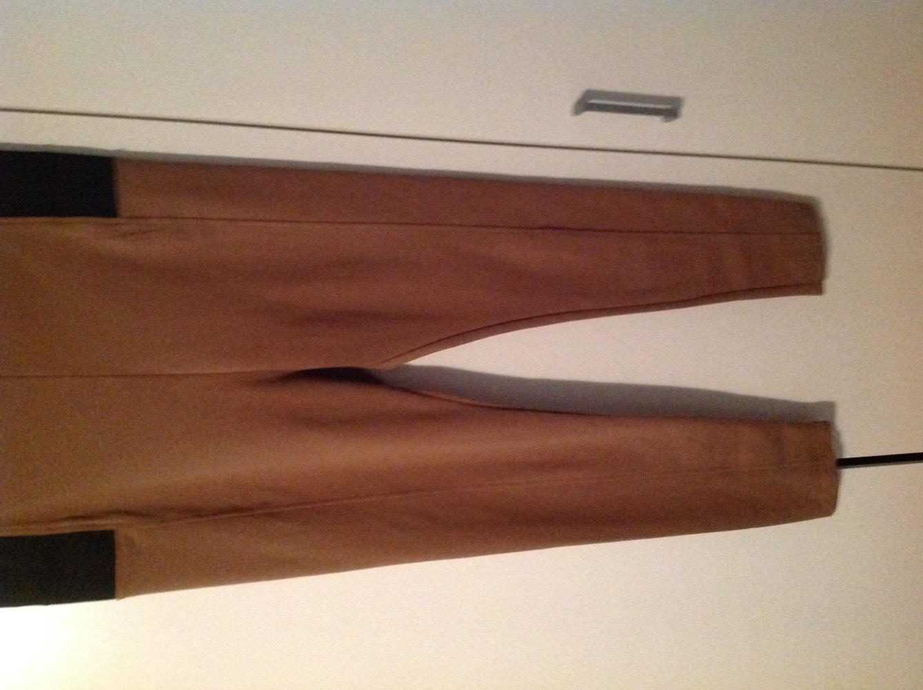 Stretchhose in camel mit seitlichen schwarzen einsätzen