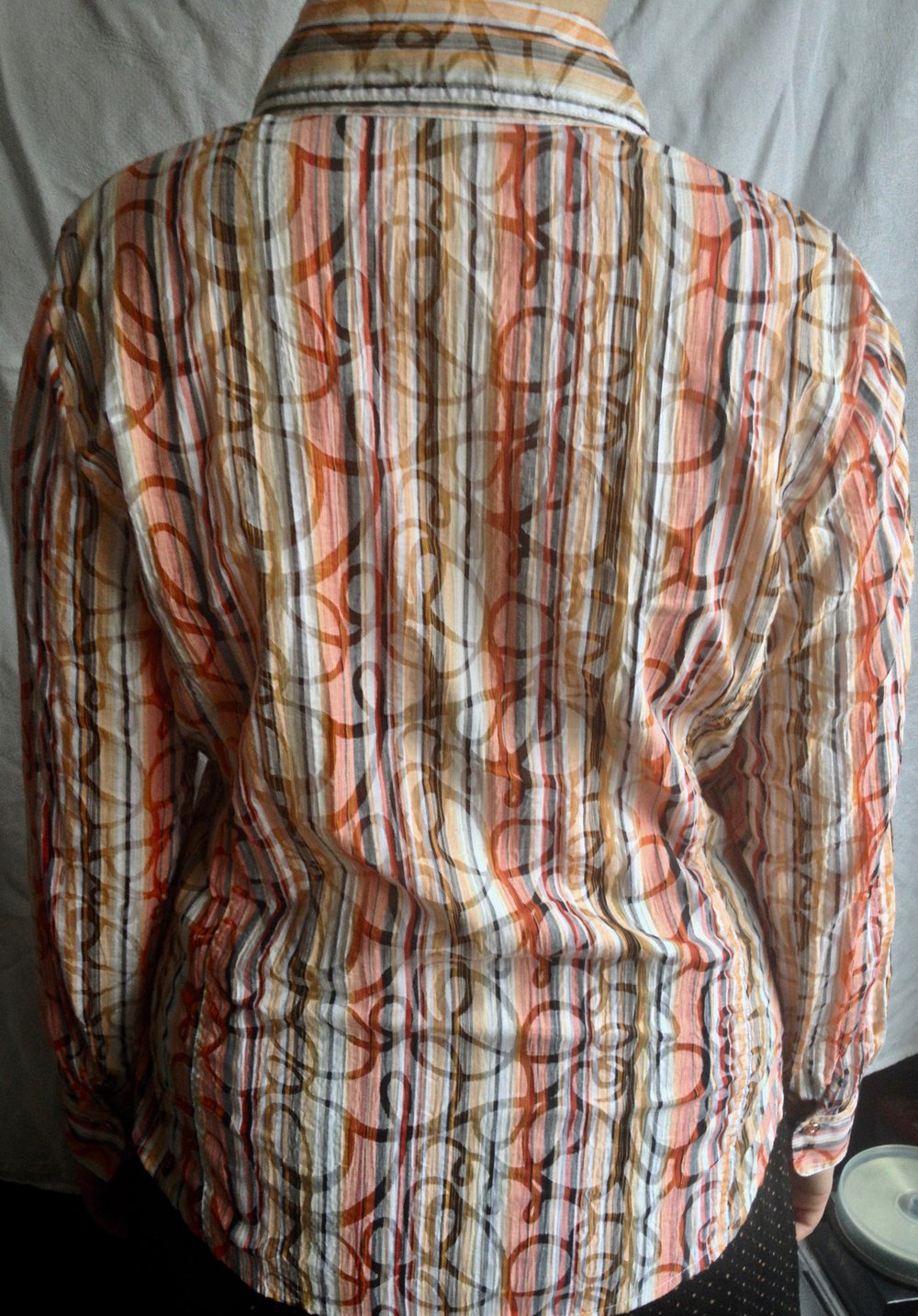 Schöne Bluse mit buntem Muster und langen Ärmeln