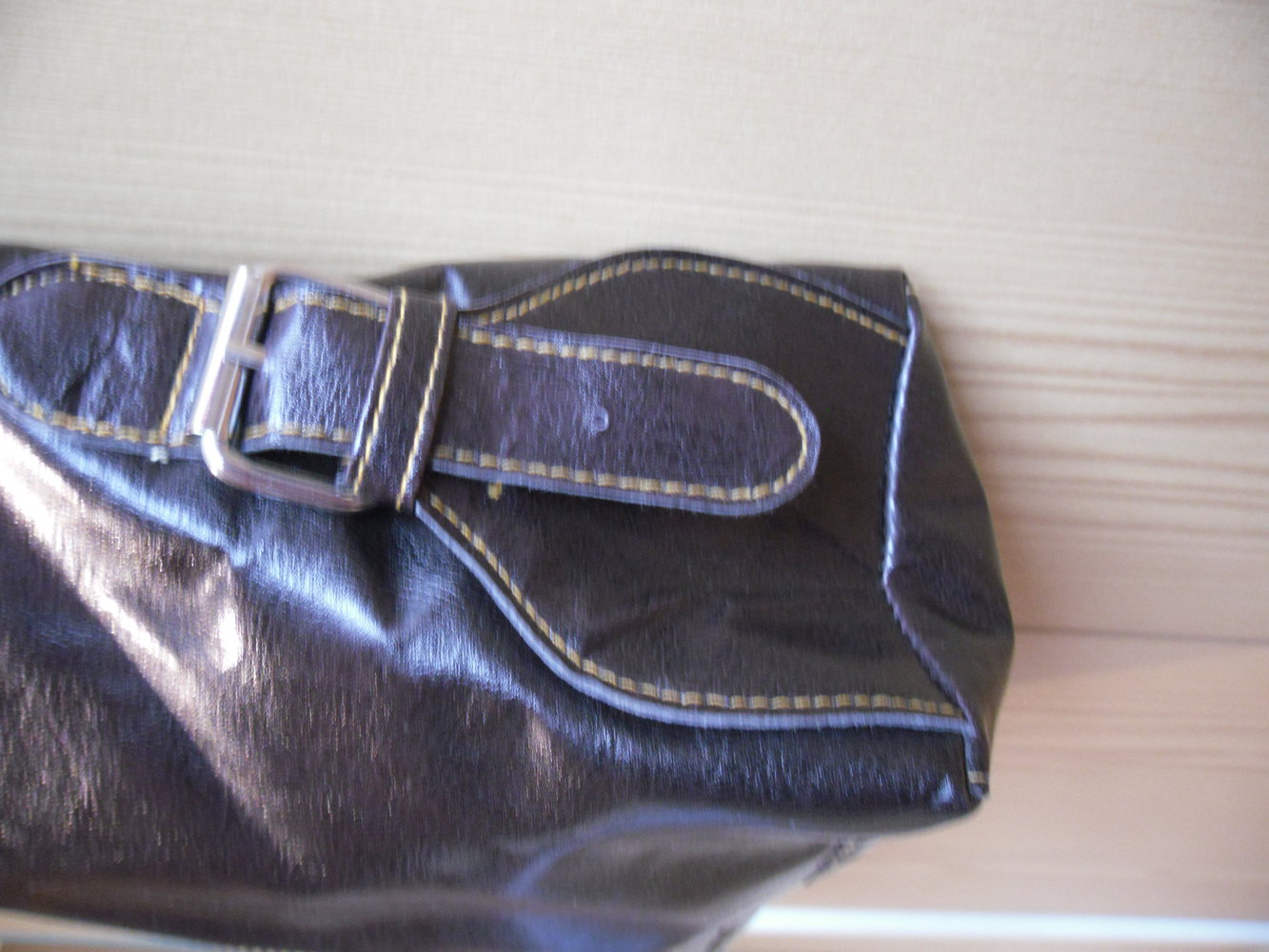Ungetragene schlichte dunkelbraune Tasche aus Kunstlede