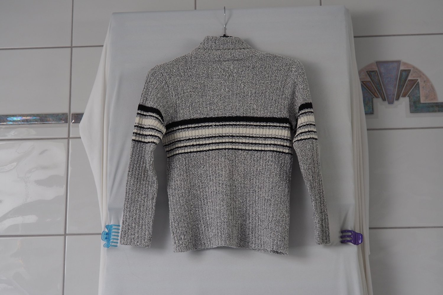 Grauer Pullover mit schwarz weißen Streifenmuster in Gr. 140