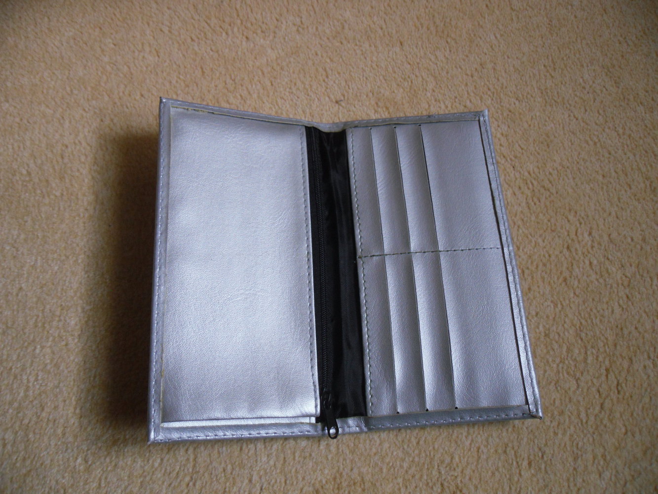 Silberfarbene Brieftasche, unbenutz