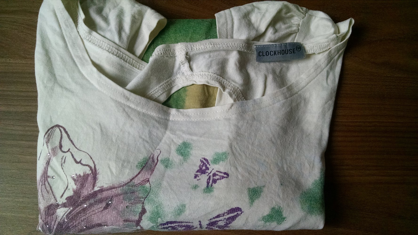 Tolles Schmetterlingshirt mit Rückenausschnitt