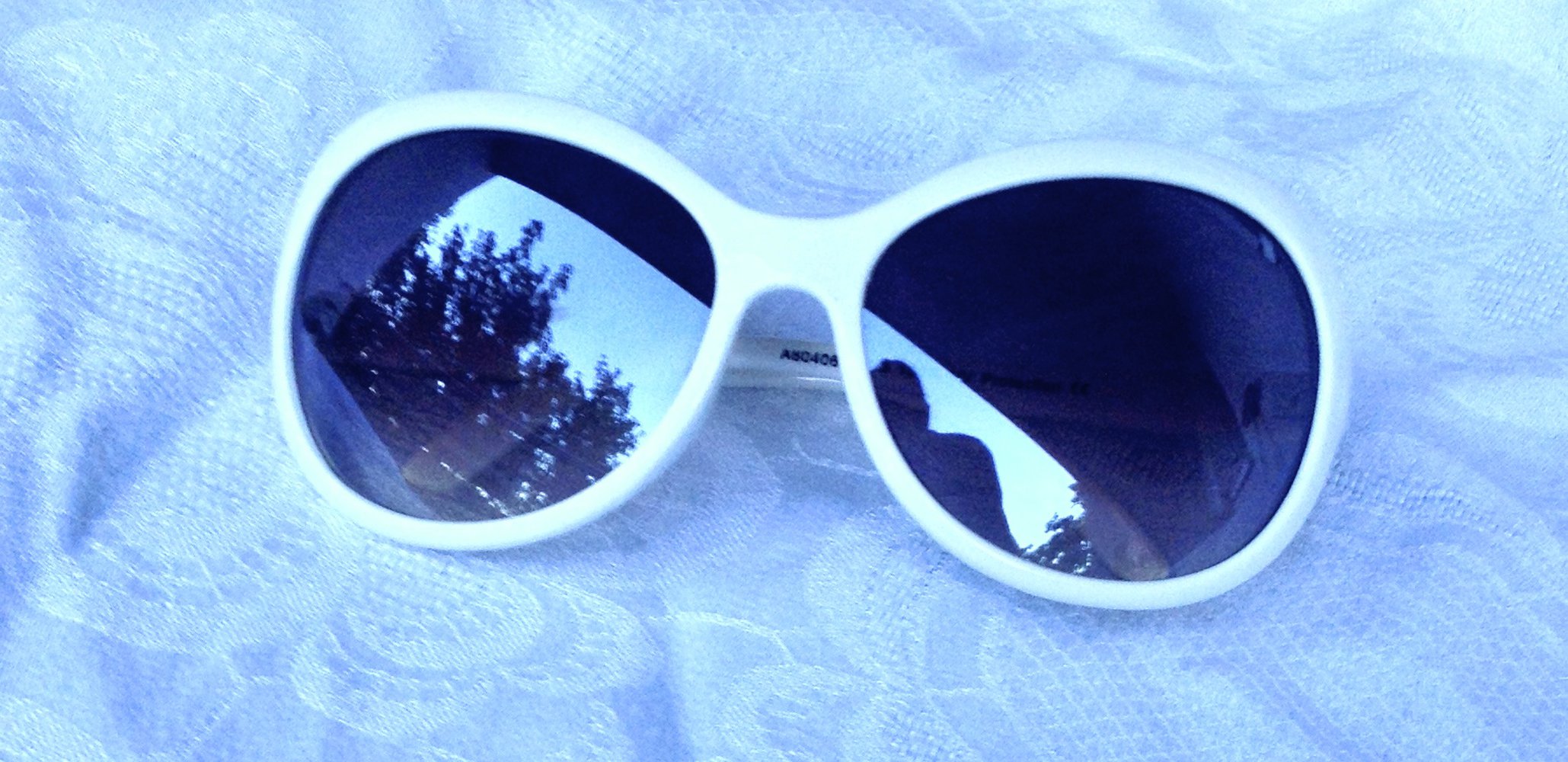 Hippe Sonnenbrille mit weißem Gestell