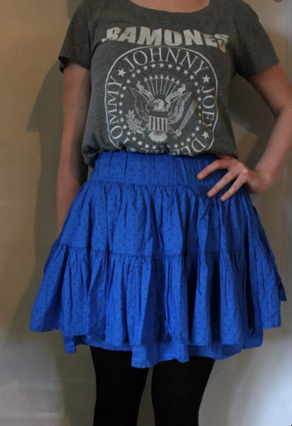 Blauer Minirock mit schwarzen Punkten