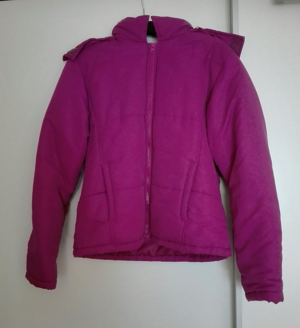 magentafarbene Winterjacke