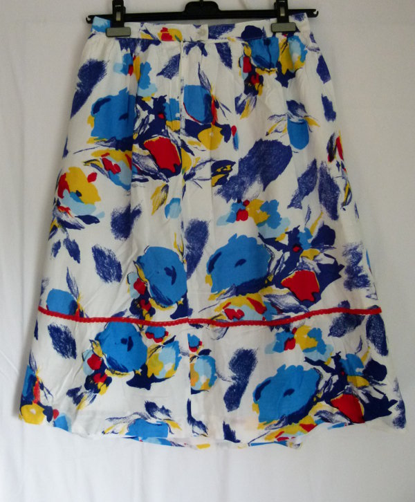 Knielanger Rock in weiß mit blau rot gelben Blumenmuster, Boho Sommer Mori Retro Vintage Floral Landleben