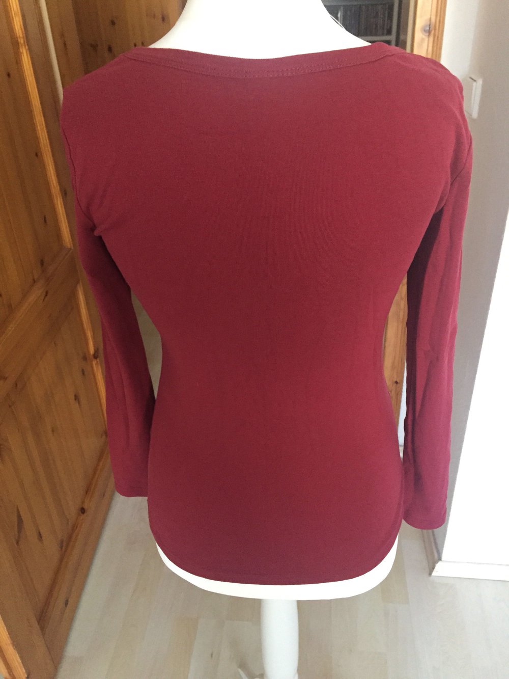 Weinrotes Longsleeve mit Ziernieten gr. 40