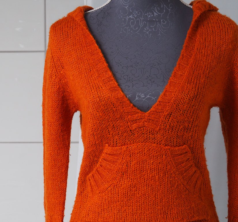 Kurzer orangener Pulli mit Kaputze von Vero Moda