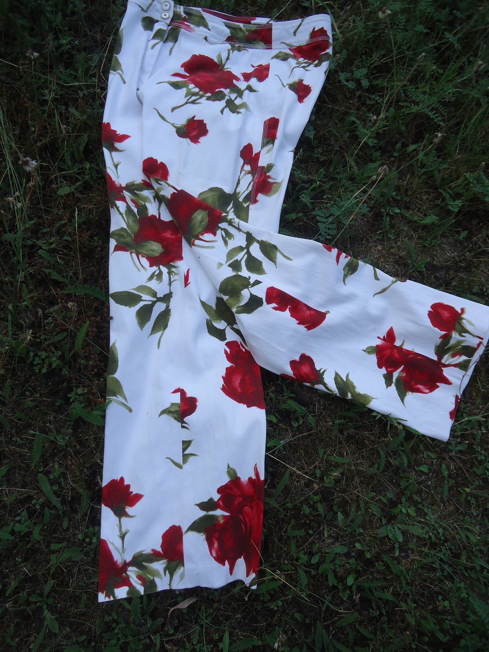 Weite Stretchhose mit Blumenprint