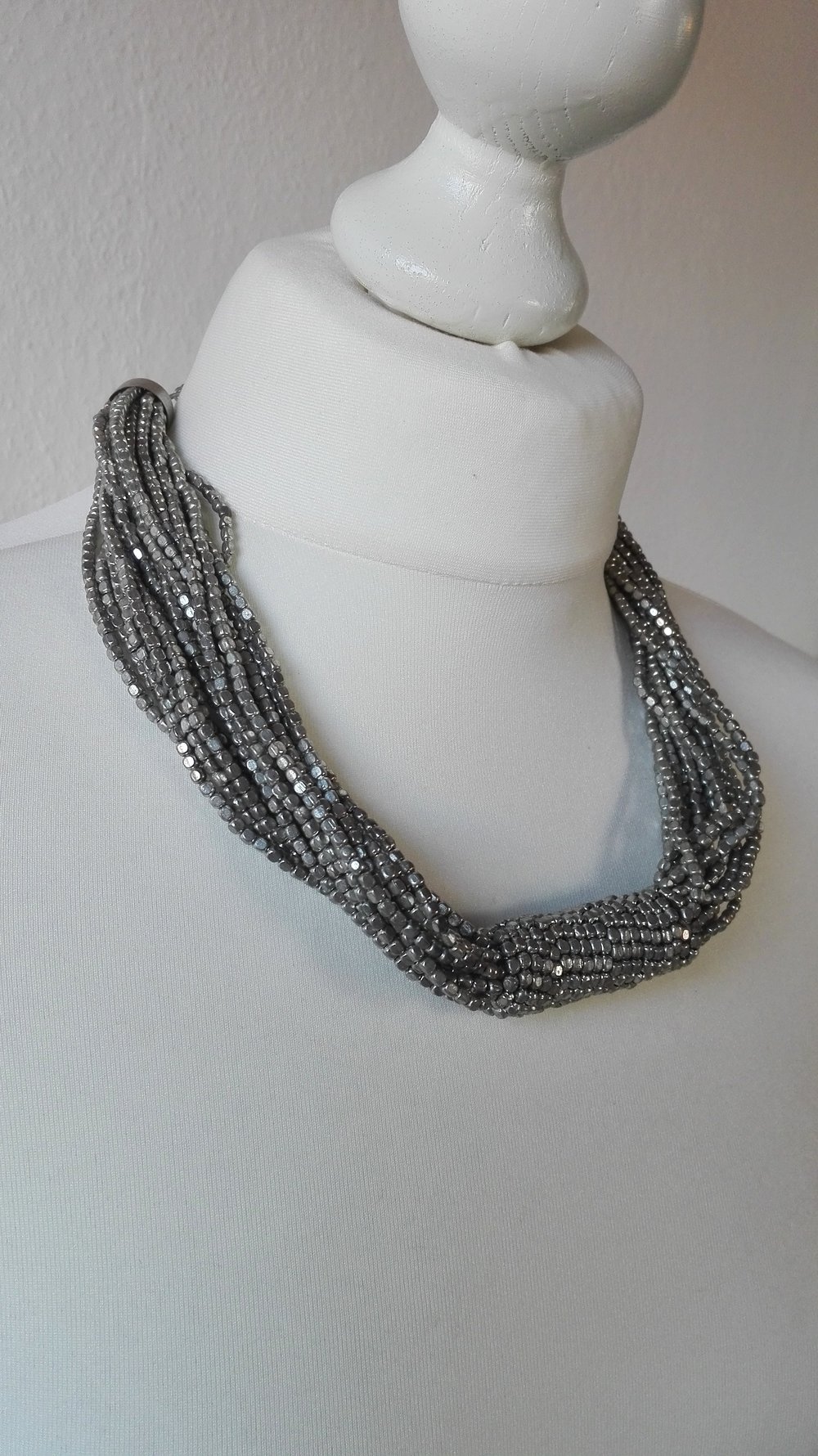 Silber grau farbene Statementkette