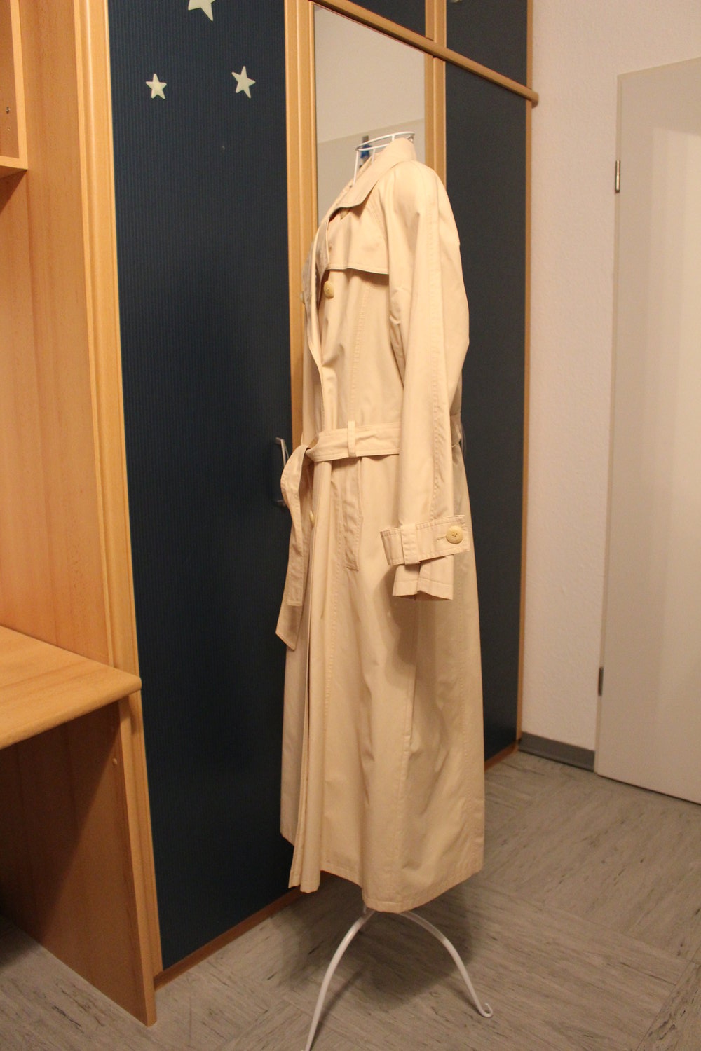 373. Neuer Trenchcoat/Sommermantel von Heine, Gr. 40, beige