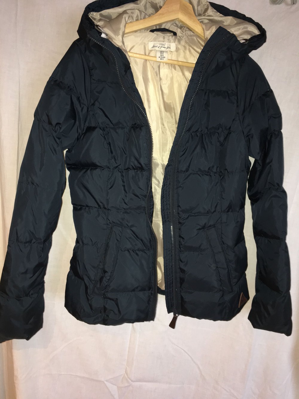 dunkelblaue Winterjacke