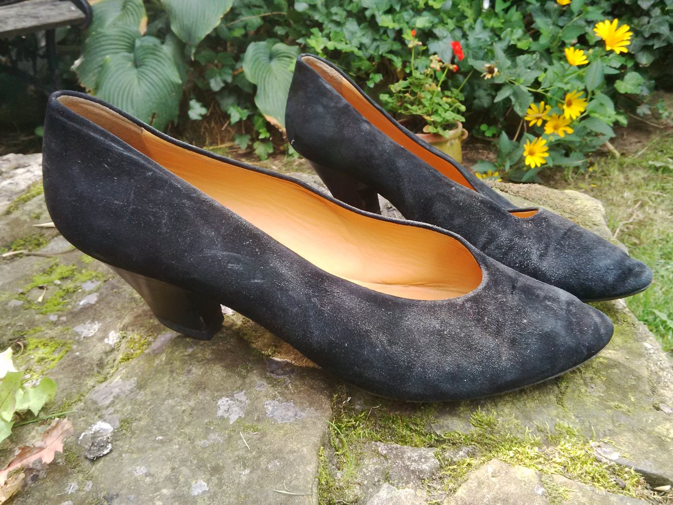 *Vintage* Samtig-schwarze Wildlederpumps
