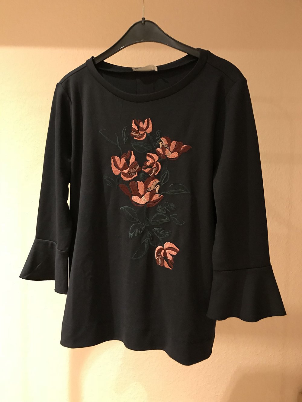 Neues Sweater mit ausgestellten Ärmel & gestickten Blumen 