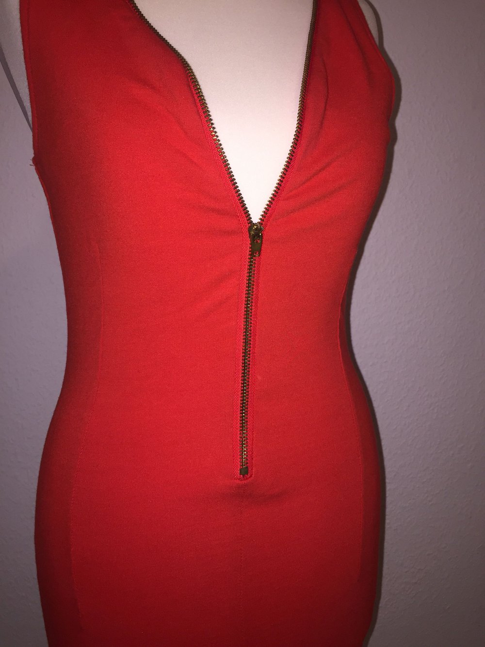 Rotes Enges Kleid 