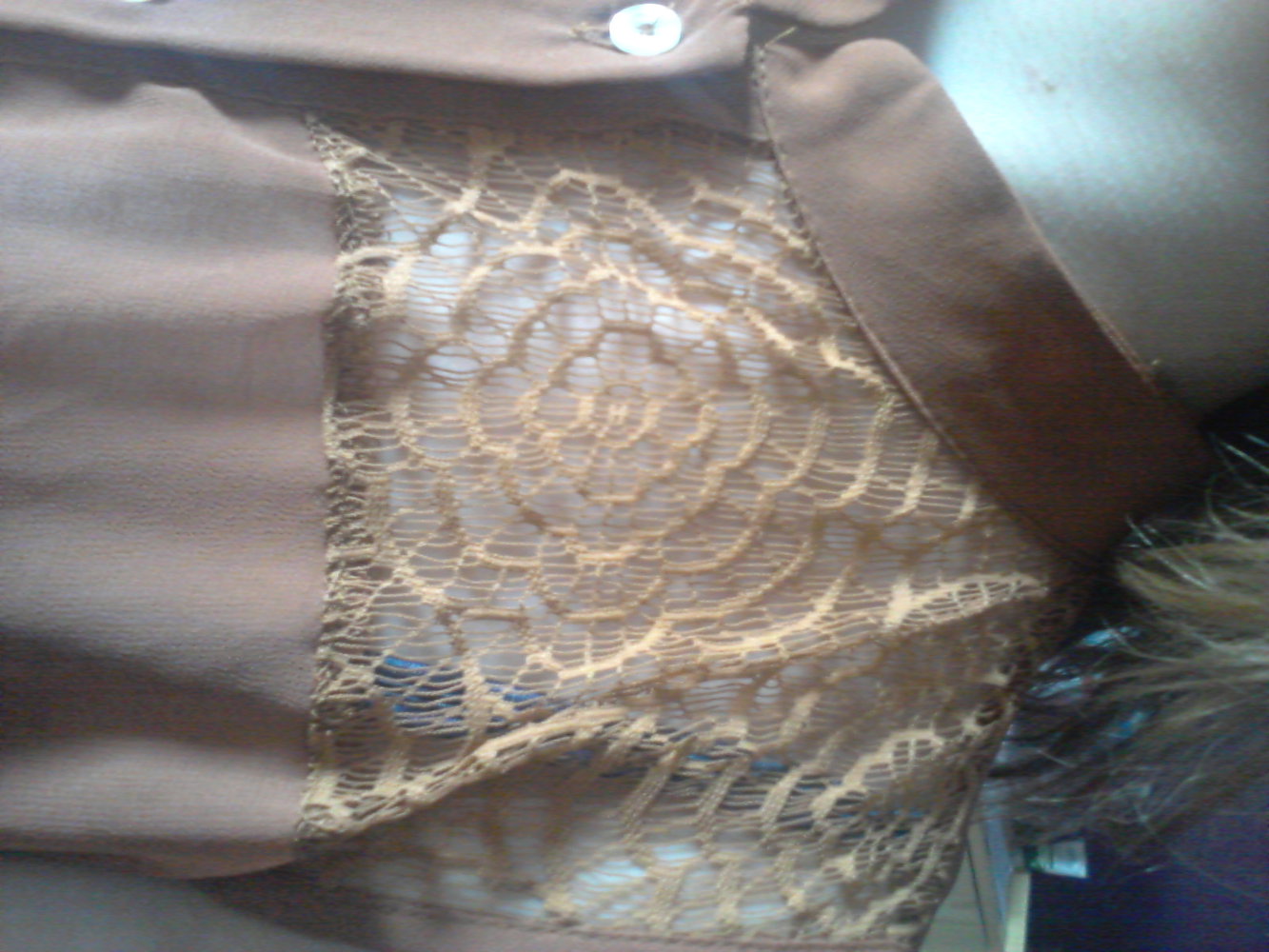 Braunes Kleid mit Spitze