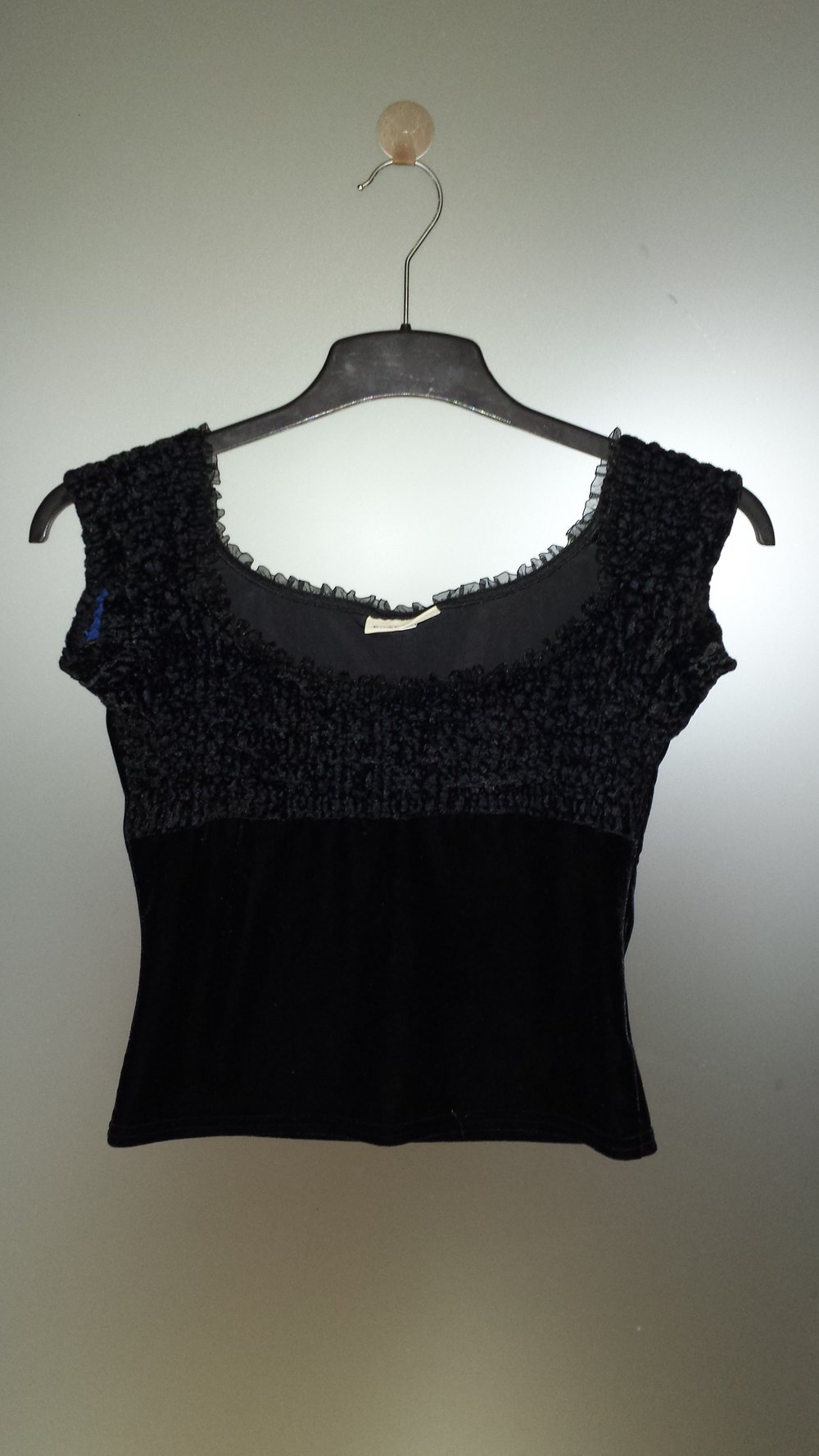 Schwarzes Samtshirt mit blau-schimmerndem Brustbereich